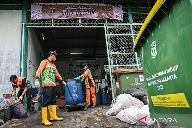 Petugas mengangkut tong berisi bubur sampah organik di Kantor Suku Dinas Lingkungan Hidup Jakarta Timur, Makasar, Jakarta, Rabu (20/5/2026). Pusat pengolahan sampah organik tersebut mampu mengolah sebanyak 50 ton sampah per hari yang telah dipilah dan dik