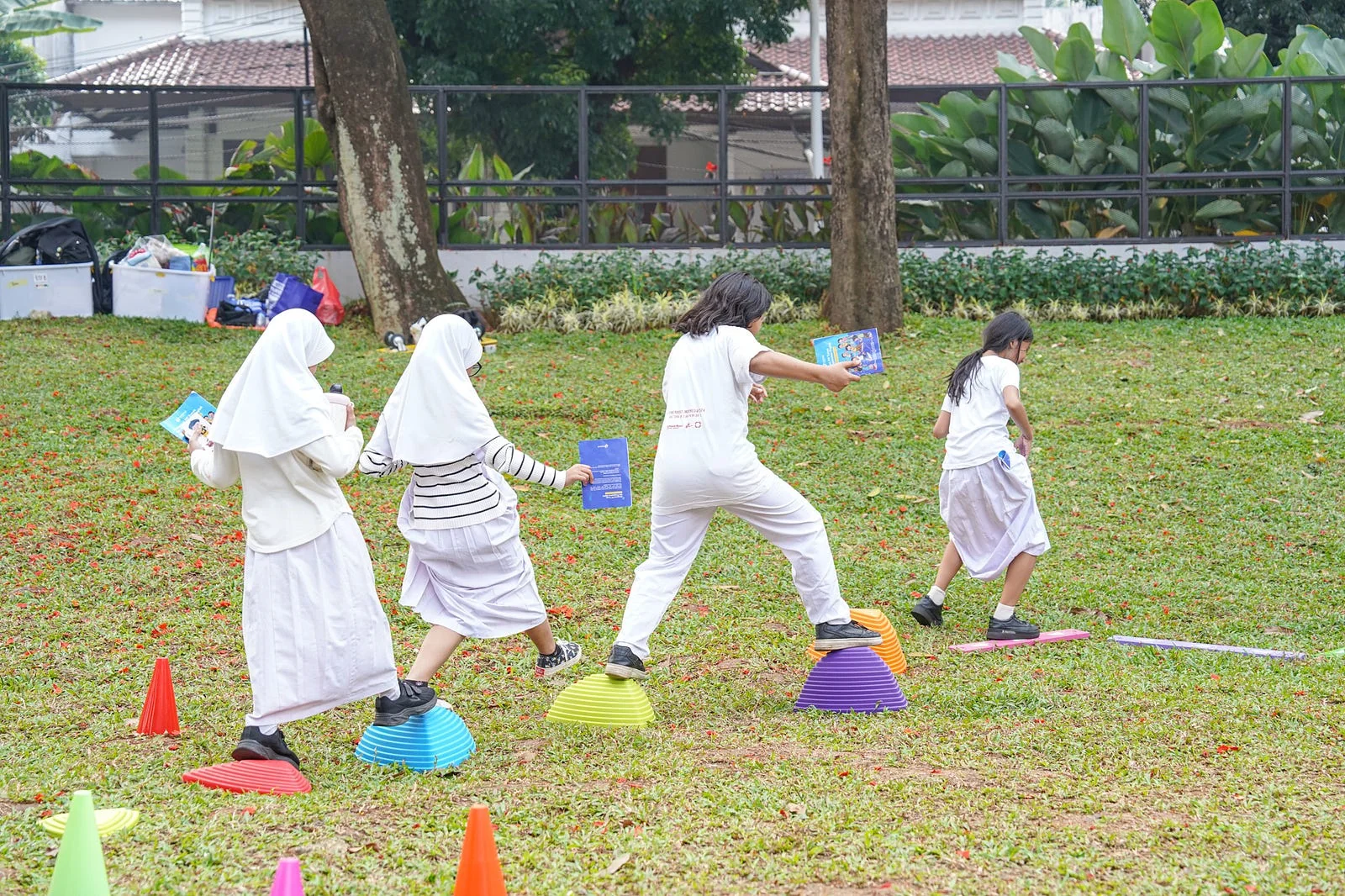 Taman kota sebagai ruang belajar keluarga. Foto: Jakarta Smart City
