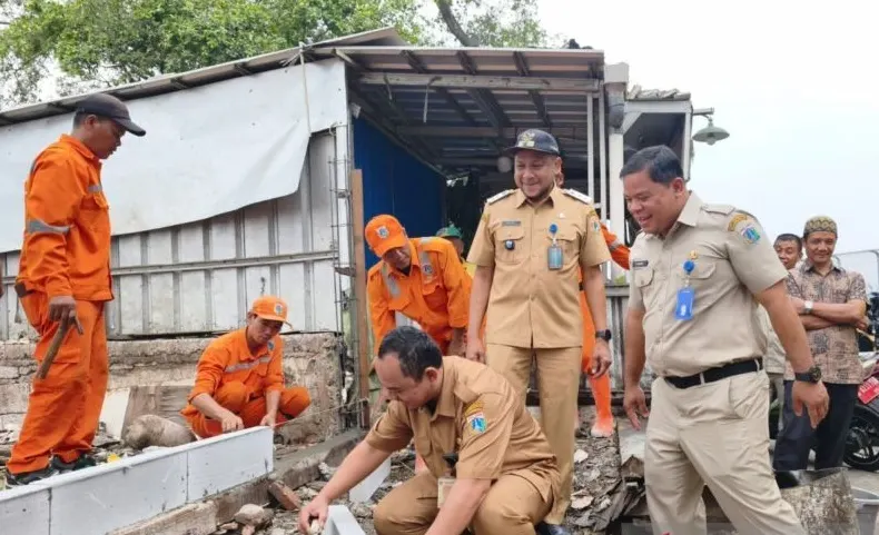 Penataan kawasan sekaligus penutupan tempat penampungan sampah (TPS) liar di pinggir jalan di Jalan Kerja Bakti RW 04, Makasar, Jakarta Timur, Kamis (15/10/2026). Foto: Pemkot Jakarta Timur