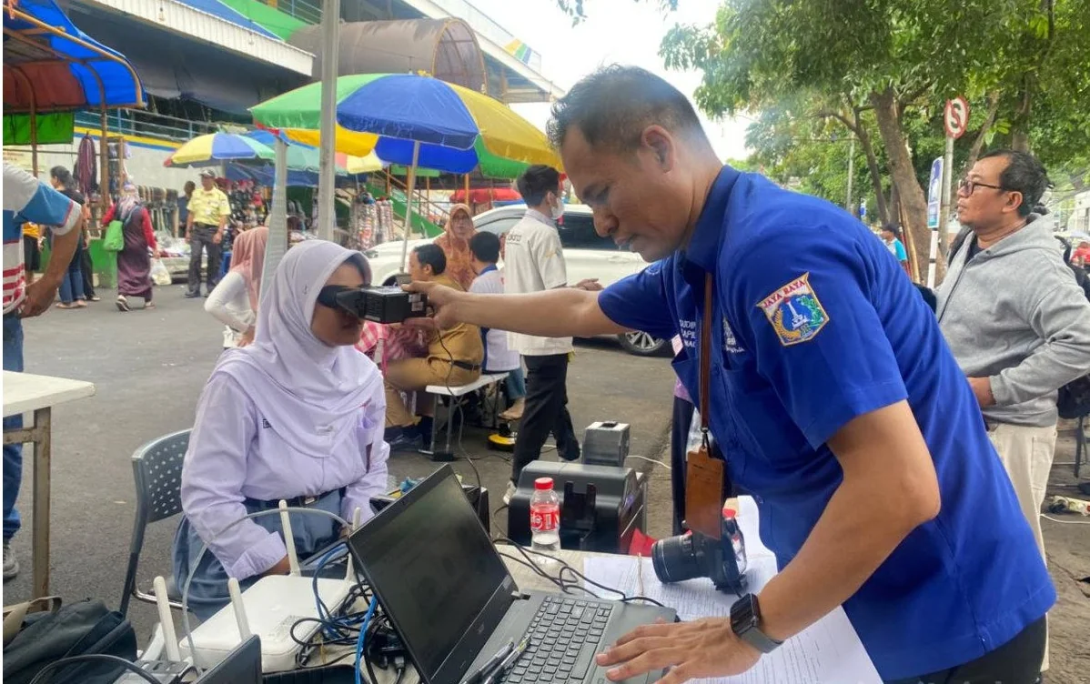 Suku Dinas Kependudukan dan Pencatatan Sipil (Dukcapil) Jakarta Selatan berhasil melayani sebanyak 89 warga dalam layanan jemput bola administrasi kependudukan (Adminduk) di halaman Pasar Pondok Labu, Kecamatan Cilandak. Foto: beritajakarta