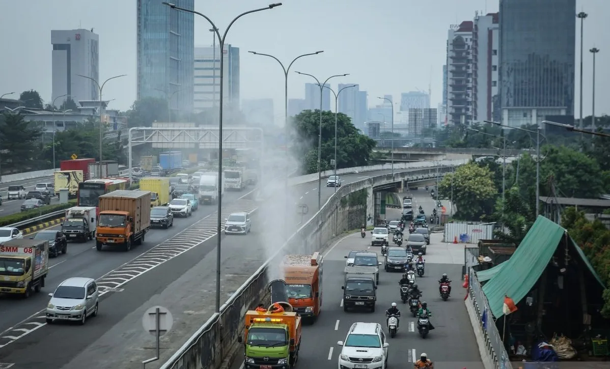 Dokumentasi - DLH DKI Jakarta menyemprotkan water mist sebanyak 4.000 liter air di Jalan TB Simatupang, Jakarta, Jumat (19/9/2025) untuk menekan polusi udara. Foto: ANTARA