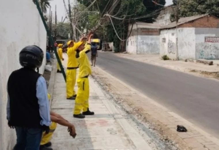 Petugas Suku Dinas Bina Marga Jakarta Barat menangani tiang utilitas miring serta kabel menjuntai yang dikeluhkan warga di Jalan Kamal Raya, Tegal Alur, Kalideres, Kamis (3/9/2026). Foto: Pemkot Jakbar