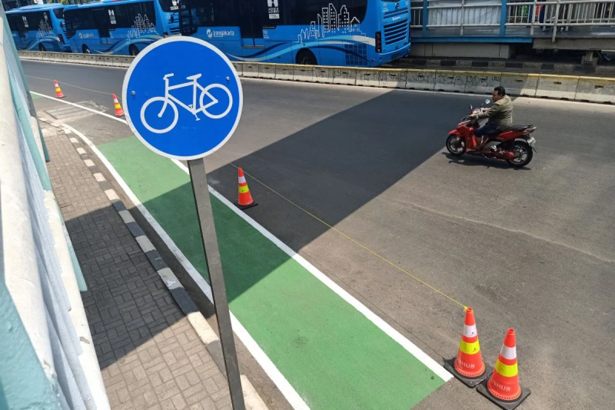 Jalur sepeda di kawasan Jalan Raya Pemuda, Jakarta Timur Foto: ANTARA
