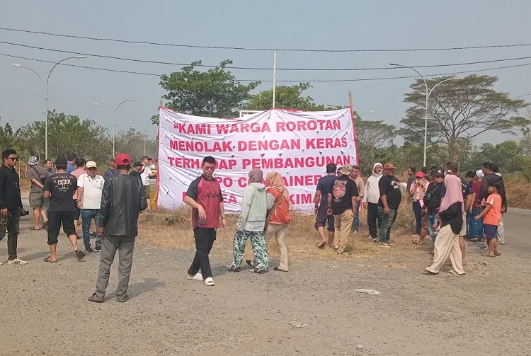 Warga Rorotan Kirana Legacy menggelar aksi dan memasang spanduk penolakan terhadap rencana pembangunan Depo Kontainer yang melibatkan salah satu BUMD DKI Jakarta. Selain itu, lahan tersebut masih dalam status bermasalah terkait dugaan kasus tindak pidana