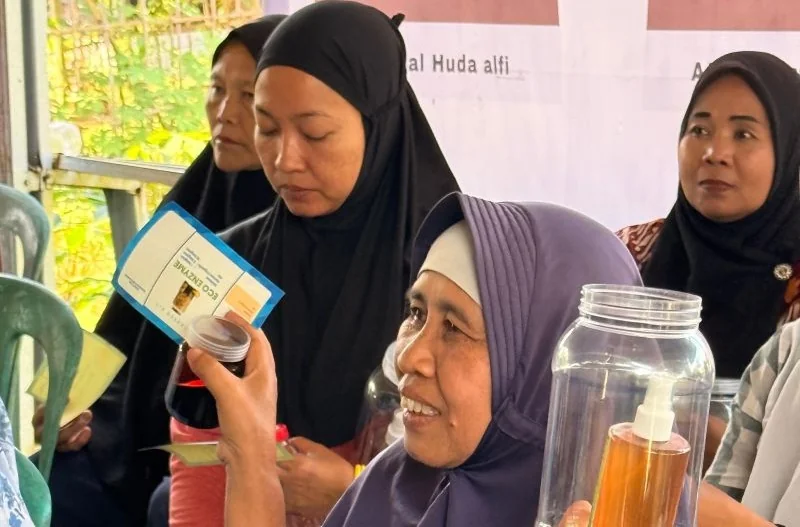 Warga Desa Benteng mengikuti pelatihan memilah dan mengolah sampah serta membuat cairan fermentasi limbah organik ekoenzim di Desa Benteng, Kecamatan Ciampea, Kabupaten Bogor. Foto: ANTARA