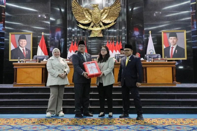 Wakil Gubernur DKI Jakarta Rano Karno mengajukan dua Rancangan Peraturan Daerah (Ranperda), yakni Perubahan APBD Tahun Anggaran 2026 sebesar Rp79,59 triliun serta Penyelenggaraan Kabupaten/Kota Layak Anak (KLA) dalam Rapat Paripurna di Gedung DPRD DKI Jak