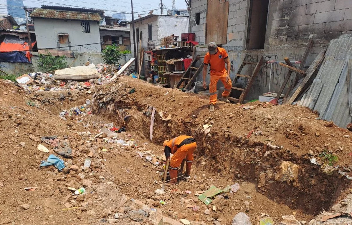 Kelurahan Petamburan, membuat fasilitas pengelolaan sampah organik dengan metode Teba bagi ratusan penghuni Rumah Susun Petamburan RW 11. Caranya dengan menampung sisa sampah organik yang tidak terolah
Fasilitas pengelolaan sampah berukuran 2 x 7 meter de