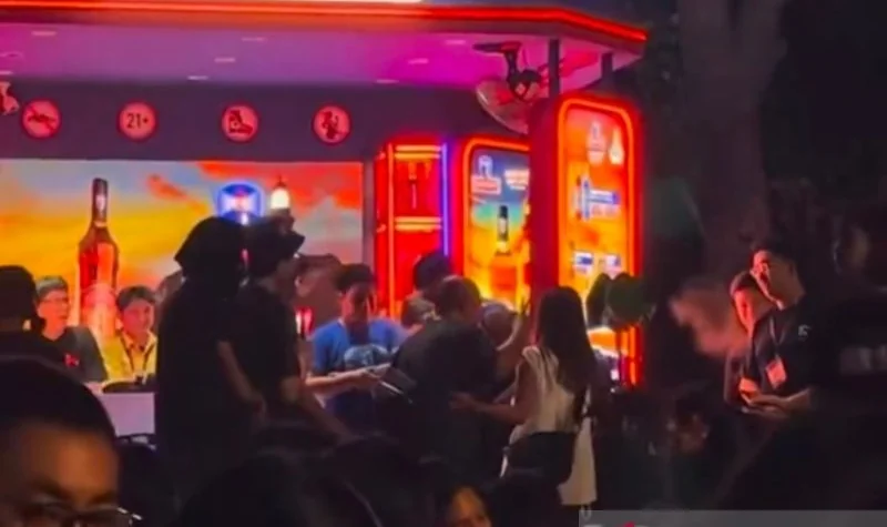 Tangkapan layar dari akun X @Jakartatalk yang memperlihatkan sebuah merek minuman melakukan acara tantangan terhadap salah satu pengunjung di acara musik di Ancol, Jakarta Utara pada Minggu (9/8/2026) Foto: ANTARA