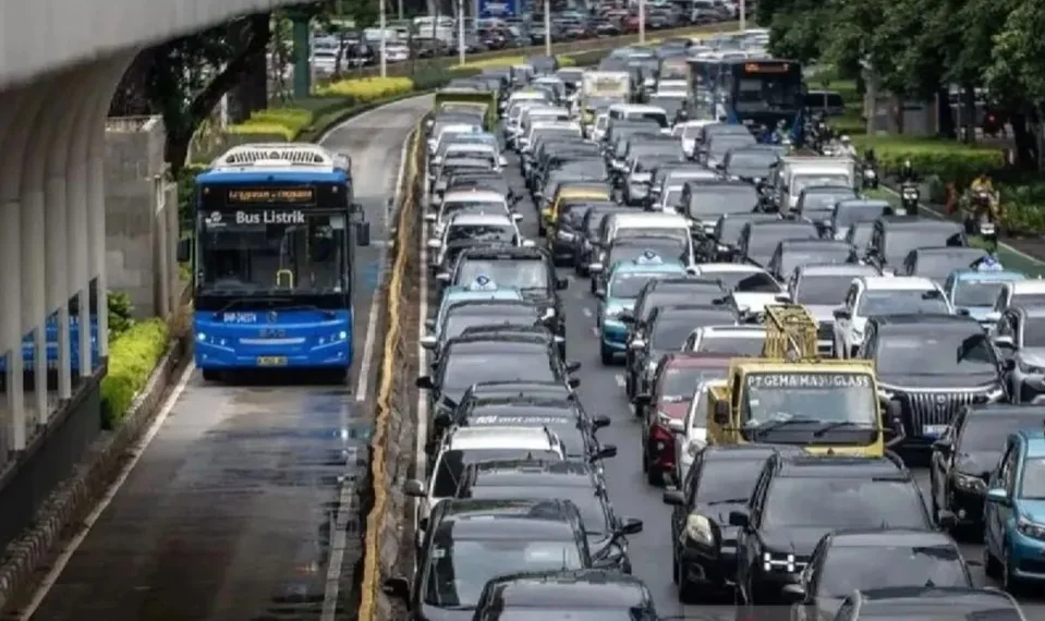 Arsip foto - Bus Transjakarta melintas di Jalan Jenderal Sudirman, Jakarta, Jumat (12/9/2025). Foto: ANTARA