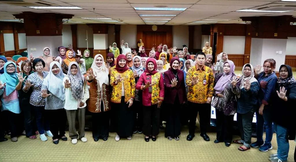 Sebanyak 50 orang pengurus dan kader PKK Jakarta Barat mengikuti kegiatan Sosialisasi Deteksi Dini Kanker Payudara, pemeriksaan payudara klinis (Sadanis) dan Pemeriksaan Mamografi, di Ruang Wijaya Kusuma, Kantor Wali Kota, Kamis (6/8). Foto: Pemkot Jakbar