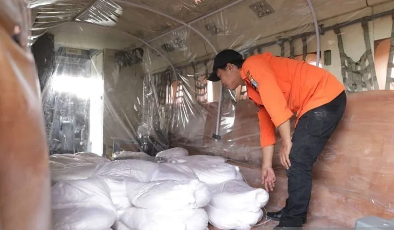 Dokumentasi - Petugas BPBD saat mengangkut bahan semai berupa natrium klorida (NaCl) dan kalsium oksida (CaO) untuk modifikasi cuaca di Jakarta, Selasa (3/2/2026). Foto: BPBD DKI