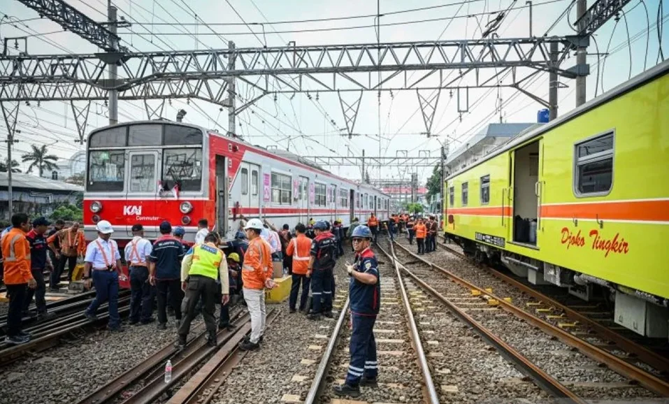 Dokumentasi - Sejumlah petugas mengevakuasi rangkaian KRL Commuter Line nomor 1189 relasi Bogor-Jakarta Kota yang anjlok di emplasemen Stasiun Jakarta Kota, Jakarta, Selasa (5/8/2025). Foto: ANTARA