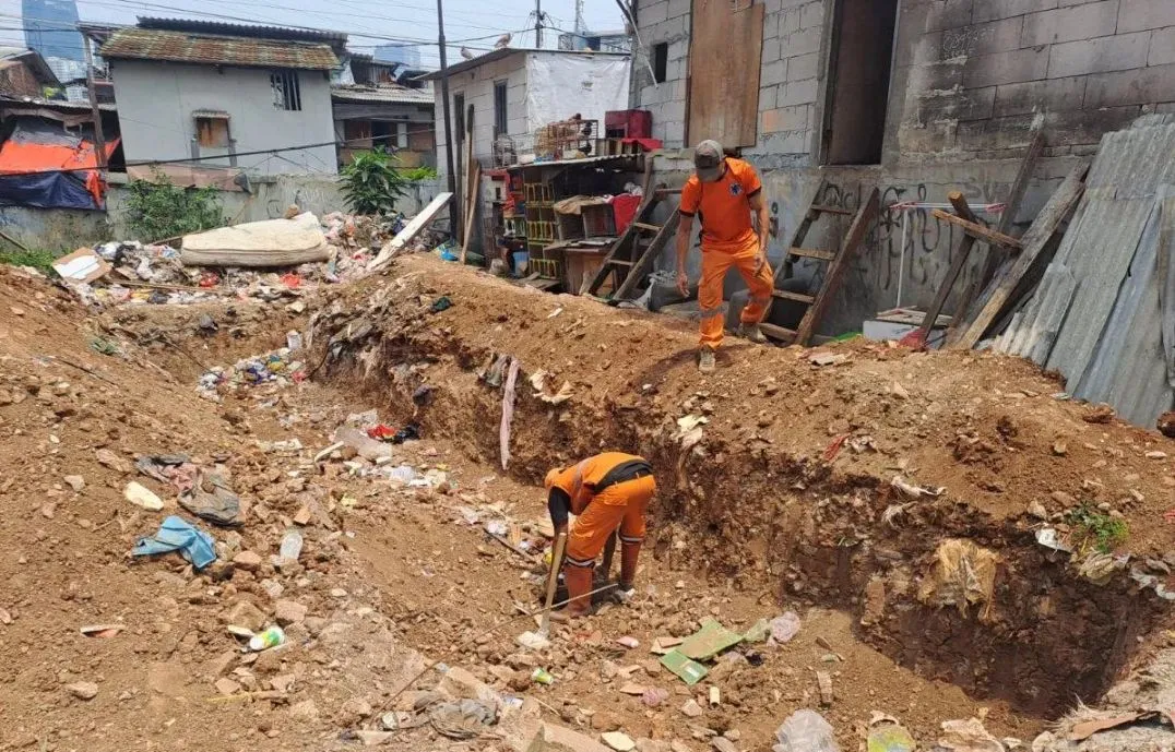 Kelurahan Petamburan, membuat fasilitas pengelolaan sampah organik dengan metode Teba bagi ratusan penghuni Rumah Susun Petamburan RW 11. Caranya dengan menampung sisa sampah organik yang tidak terolah. Foto: Pemkot Jakpus
