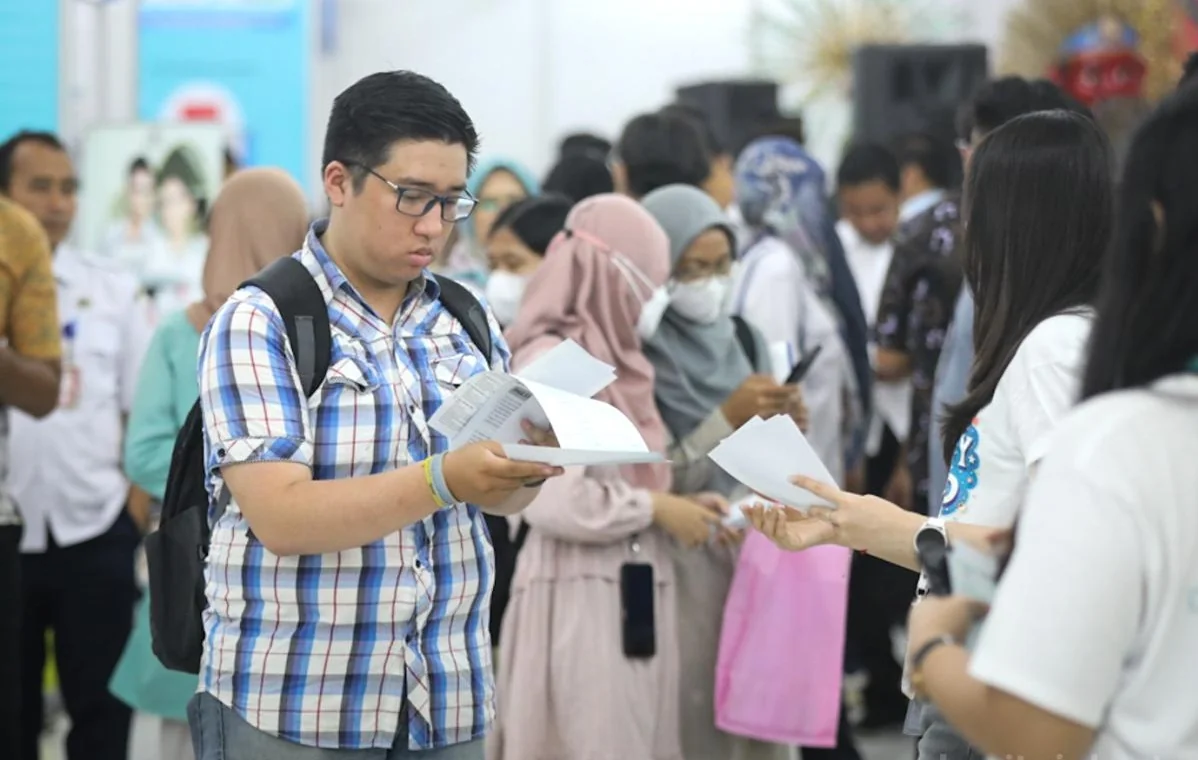 Perubahan nomenklatur dari Raperda tentang Pengendalian Penduduk menjadi Raperda tentang Pengelolaan Penduduk mencerminkan cakupan regulasi yang lebih luas. Pengaturan tidak hanya berfokus pada jumlah penduduk, tetapi juga mencakup kualitas dan persebaran