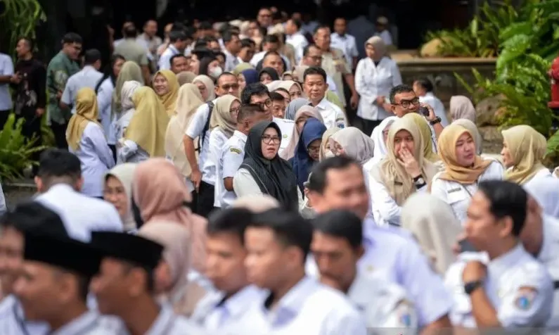 Dokumentasi - Aparatur Sipil Negara (ASN) antre untuk bersalaman denaan Gubernur dan Wakil Gubernur DKI Jakarta saat acara halalbihalal di Balai Kota DKI Jakarta. Rabu (25/3/2026). Foto: Pemprov DKI