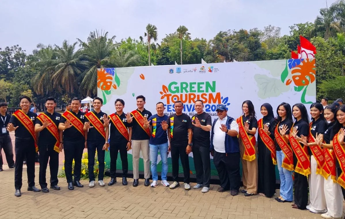 Wali Kota Jakarta Timur, Munjirin, Sabtu (26/9), membuka Green Tourism Festival 2026. Pembukaan ditandai dengan penempelan hand scan di layar LED. Foto; Pemkot Jaktim