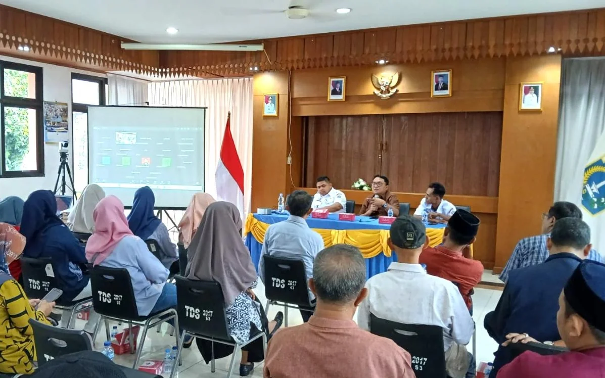 Warga Kelurahan Tanjung Duren Selatan, terdiri dari pengurus RT dan RW serta lembaga kemasyarakatan, Rabu (2/9), diedukasi tentang etika penggunaan media sosial. Foto: Pemkot Jakbar