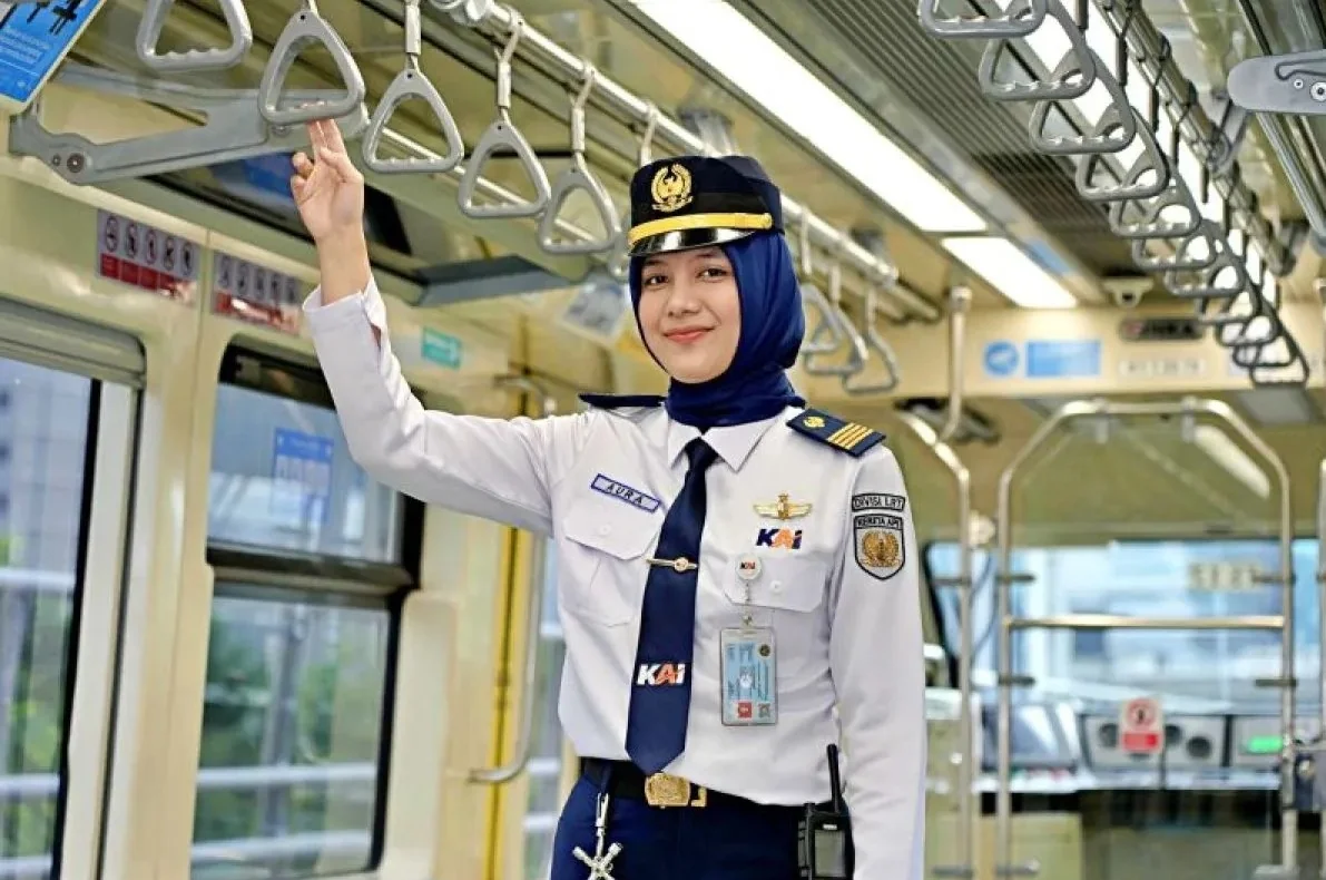 Aura Rahmi Ramadana, masinis kereta listrik LRT Jabodetabek. Foto: Humas LRT Jabodebek.