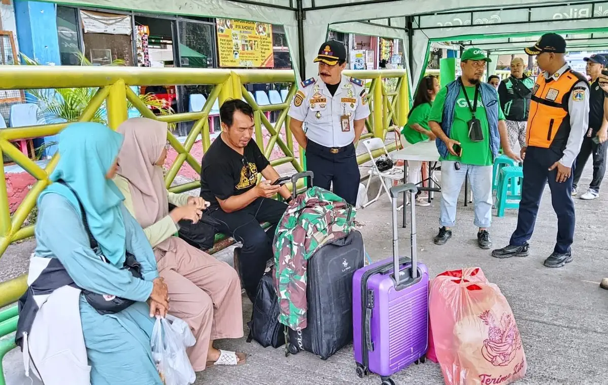 Pengelola Terminal Bus Kampung Rambutan, Ciracas, Jakarta Timur, menyediakan fasilitas basecamp dan shelter bagi pengemudi ojek dan taksi daring untuk memudahkan pengemudi dan penumpang bertemu. Foto: beritajakarta