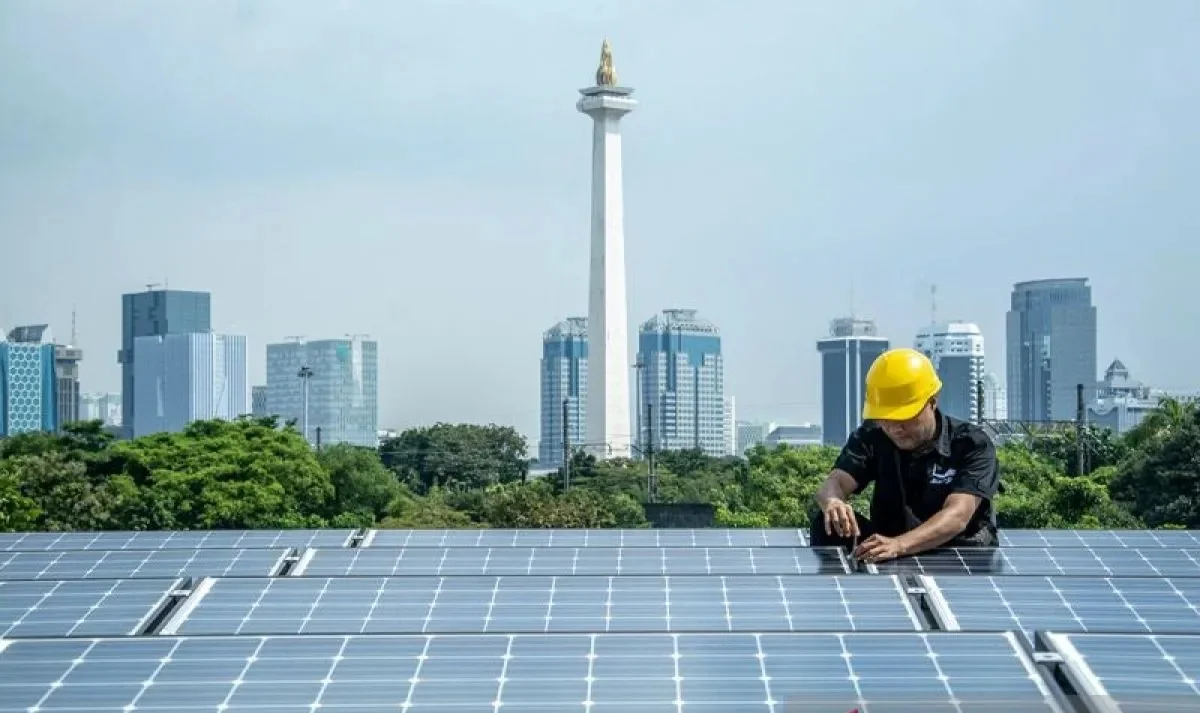 Ilustrasi - Pemerintah menargetkan pembangunan pembangkit listrik tenaga surya (PLTS) sebesar 100 gigawatt (GW) dalam kurun waktu 2026 hingga 2028 guna memperkuat ketahanan energi nasional dan mempercepat transisi energi. Foto: ANTARA