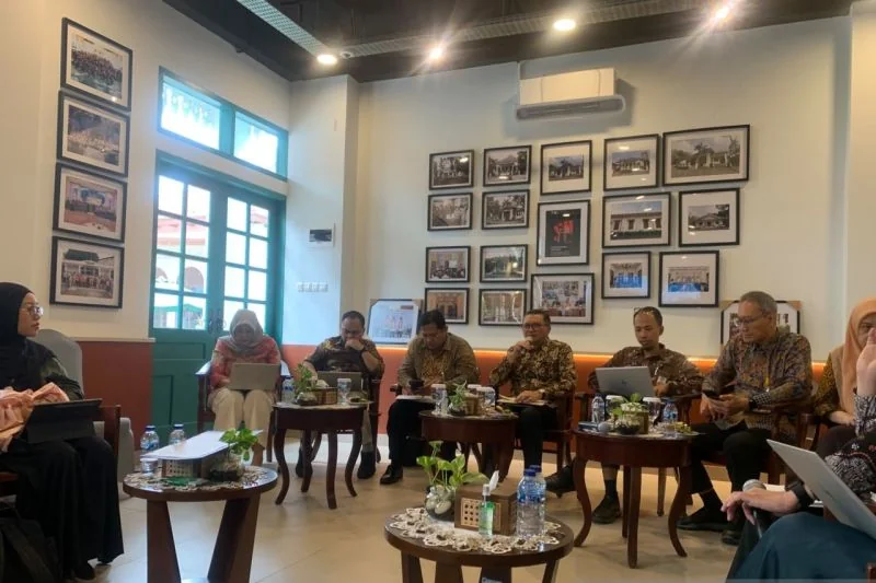 Deputi Kepala Perwakilan Bank Indonesia DKI Jakarta Bambang Arianto memberikan pemaparan terkait perekonomian DKI Jakarta dalam kegiatan Bincang-Bincang Media (BBM) di Kantor Perwakilan Bank Indonesia DKI Jakarta, Jumat (7/.8/2026). Foto: ANTARA