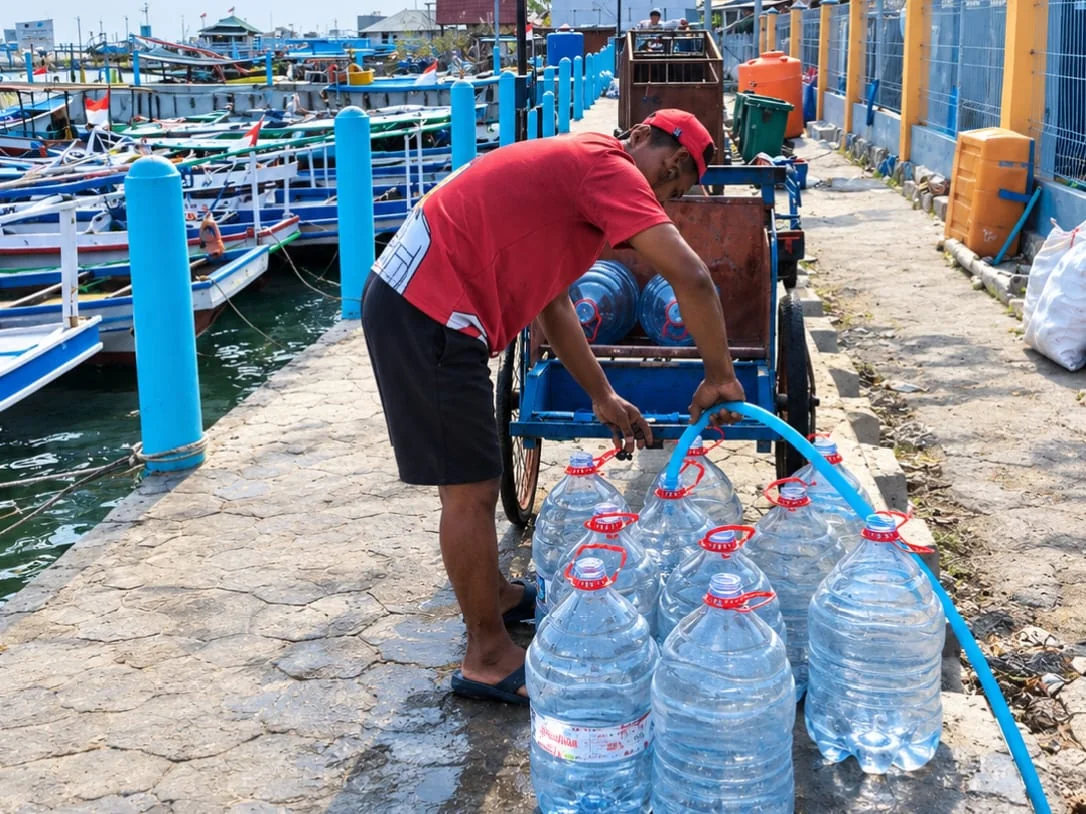 Kehadiran kios pelayanan air bersih PAM JAYA di Kelurahan Pulau Kelapa dan Kelurahan Pulau Panggang, Kecamatan Kepulauan Seribu Utara, mendapat sambutan positif dari warga. Foto: Pemkab Kepulauan Seribu