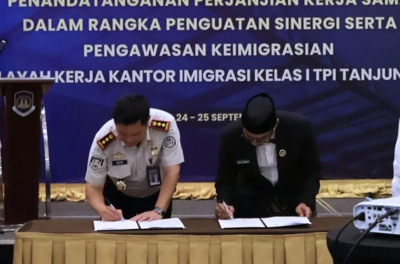 Kepala Kantor Imigrasi Tanjung Priok Imam Seriawan menandatangani pengukuhan Desa Binaan Imigrasi dan perjanjian kerja sama penguatan pengawasan orang asing di wilayah Jakarta Utara dan Kepulauan Seribu. Foto: Imigrasi Tanjung Priok