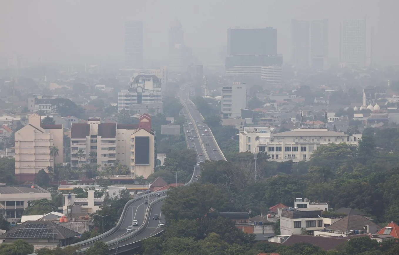 Menyikapi musim kemarau, Pemprov DKI melakukan sejumlah langkah antisipasi. Salah satunya dengan mengaktifkan water mist untuk mengantisipasi dampak musim kemarau panjang sekaligus meredam polusi udara di wilayah Ibu Kota. Foto: beritajakarta