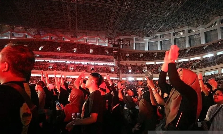 Dokumentasi -Puluhan ribu penonton menyaksikan aksi grup band Dewa 19 dalam konser bertajuk "Pesta Rakyat 30 Tahun Berkarya" di Jakarta International Stadium (JIS), Jakarta Utara, Sabtu (4/2/2023). Foto: ANTARA