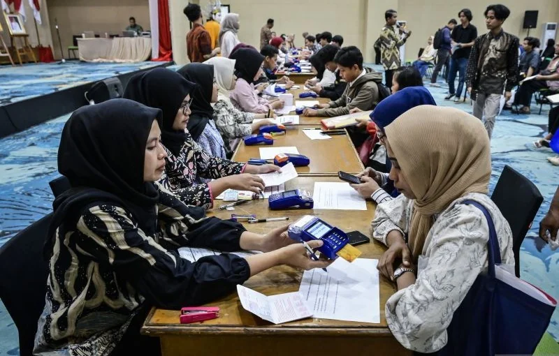 Ilustrasi - Petugas membantu warga penerima beasiswa mengambil buku tabungan dan Kartu Jakarta Mahasiswa Unggul (KJMU) di Kantor Dinas Pendidikan DKI Jakarta, Selasa (3/6/2025). Foto: ANTARA