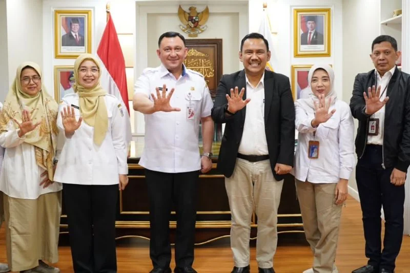 Wali Kota Jakarta Utara Hendra Hidayat bersama dengan Kepala Balai Besar Pengawas Obat dan Makanan (BBPOM) Jakarta Jeffeta Pradeko Putra dalam audiensi di Kantor Wali Kota Jakarta Utara, Rabu (19/8/2026). Foto: Pemkot Jakut.