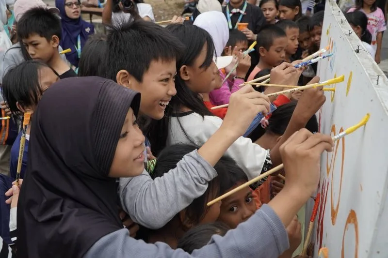 Anak-anak terlibat dalam Pameran Karya Instalasi bertajuk "Saling Sangga" di Taman Stasiun Manggarai, Jakarta Selatan, Minggu (25/10/2026) akan berlangsung hingga 31 Oktober 2026. Foto: PT KAI Daop 1 Jakarta
