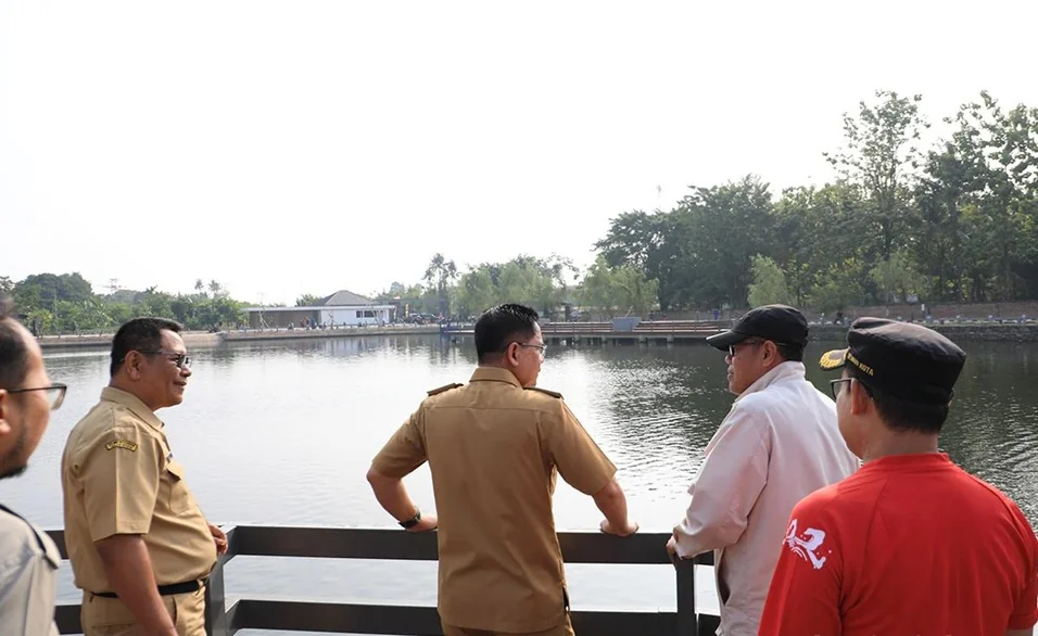 Wali Kota Jakarta Selatan Syafrin Liputo bersama jajaran Suku Dinas Sumber Daya Air (SDA) Jakarta Selatan meninjau tiga embung di Kecamatan Jagakarsa yang sudah rampung dibangun. Foto: Pemkot Jaksel