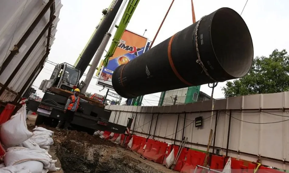 Dokumentasi - Pekerja memindahkan pipa menggunakan truk crane di Jalan Raya Jatiwaringin, Pondok Gede, Kota Bekasi, Jawa Barat. Foto: ANTARA