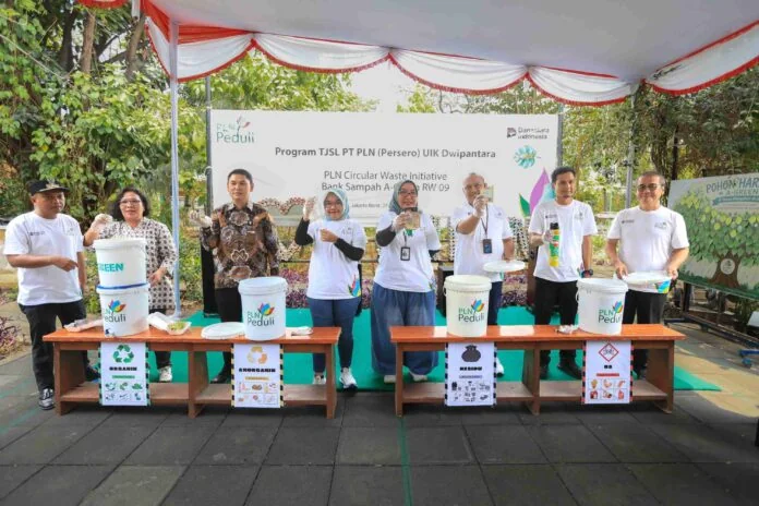GM PLN UIK Dwipantara Rita Triani (empat dari kanan), bersama jajaran Pemkot Administrasi Jakarta Barat dan pengurus Bank Sampah A-Green melakukan seremoni pemilahan sampah pada peresmian PLN Circular Waste Initiative di Meruya Utara, Jakarta Barat, Kamis