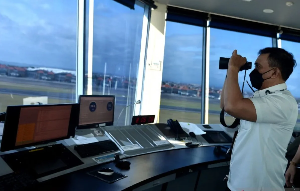 Ilustrasi - Petugas memantau pergerakan pesawat di tower Air Traffic Controller (ATC) Bandara Internasional I Gusti Ngurah Rai, Bali, 13 Oktober 2021. AirNav Indonesia telah menyiapkan berbagai sarana, prasarana, prosedur, dan 80 petugas ATC untuk melayan