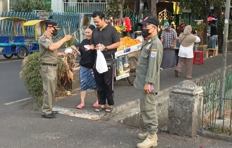 Kegiatan pembagian masker kepada masyarakat oleh petugas Satuan Polisi Pamong Praja (Satpol PP) Jakarta Pusat di Jakarta, Senin (7/9/2026). Foto: Satpol PP Jakpus