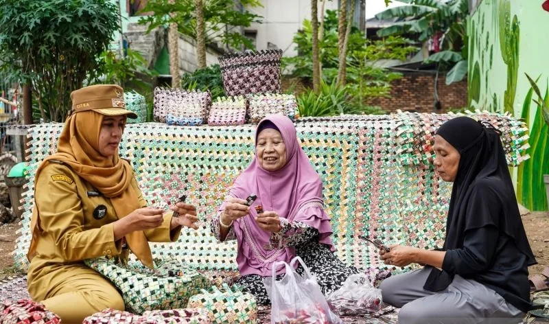 Lurah Paseban, Citra Arum Purdiarini (kiri) bersama warga memanfaatkan limbah plastik menjadi berbagai produk yang memiliki nilai ekonomi. Kegiatan  dilaksanakan di wilayah Kelurahan Paseban, Senen, Jakarta Pusat pada Senin (10/8/2026). Foto: Pemkot Jakpu