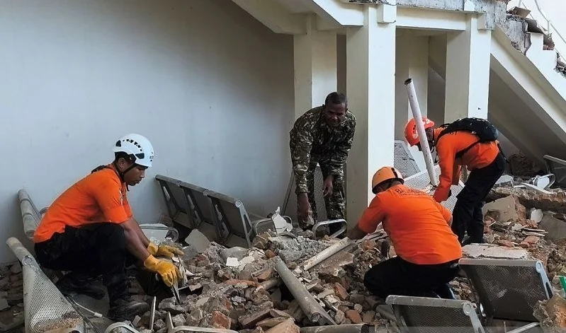 Petugas melakukan penyisiran bangunan Pelabuhan Laurentius Say Maumere yang rusak akibat gempa di Kabupaten Sikka, Nusa Tenggara Timur (NTT), Sabtu (15/8/2026). Foto: ANTARA