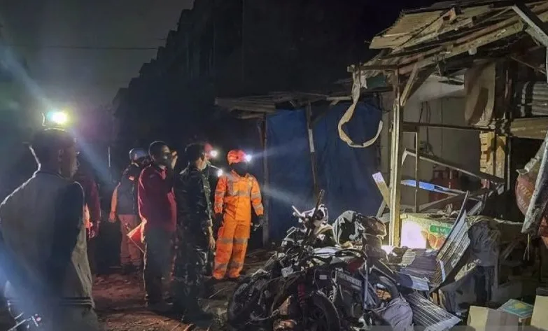 Petugas gabungan dari Badan Penanggulangan Bencana Daerah (BPBD) Tangerang Selatan, kepolisian, dan TNI melakukan pencarian korban ledakan di Pasar Cimanggis, Tangerang Selatan, Banten, Rabu (14/10/2026). Foto: ANTARA