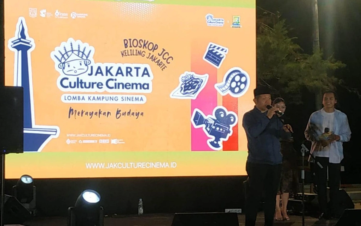 Bioskop Keliling Jakarta Culture Cinema (JCC) memberikan hiburan tersendiri bagi warga dan wisatawan di kawasan Pantai Jembatan Cinta, Kelurahan Pulau Tidung, Kecamatan Kepulauan Seribu Selatan. Foto: Pemkab Kepulauan Seribu
