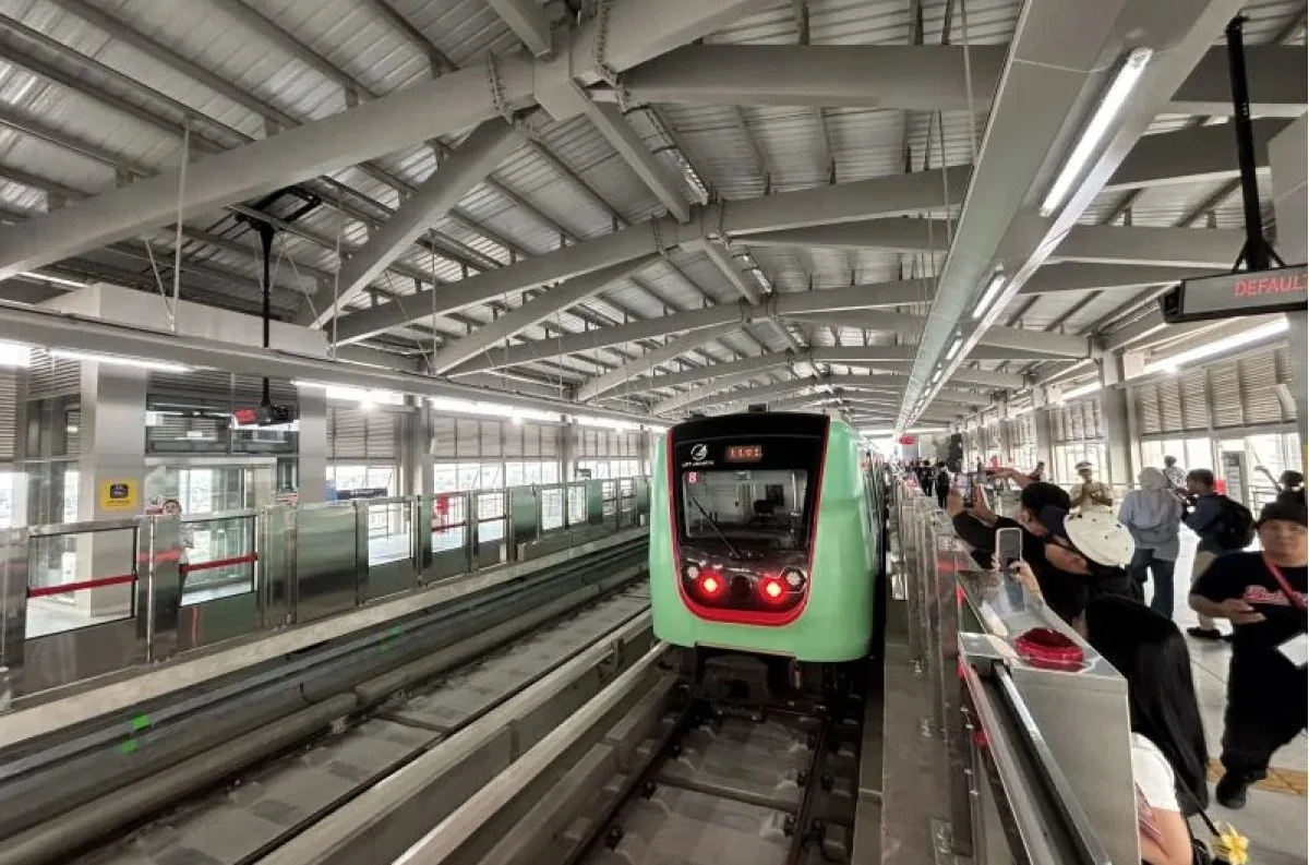 Moda LRT yang menghubungkan Stasiun Kelapa Gading dengan Stasiun Manggarai atau sebaliknya saat uji coba pada Kamis (10/9/2026) Foto: ANTARA