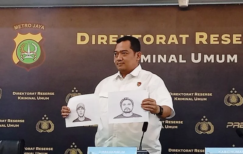 Direktur Reserse Kriminal Umum Polda Metro Jaya Kombes Pol Iman Imanuddin memperlihatkan 2 sketsa wajah laki-laki yang diduga berkaitan dengan perkara pengeroyokan atau penganiayaan yang mengakibatkan seorang meninggal dunia dalam peristiwa kericuhan yang