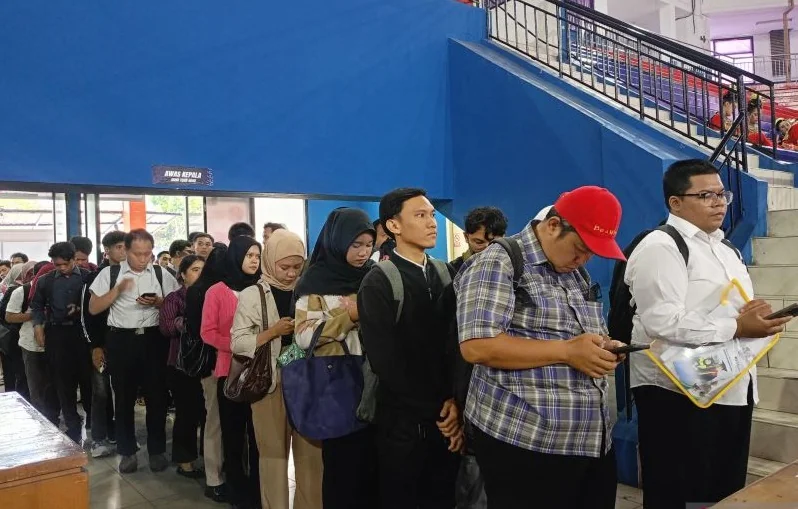Dokumentasi - Pelamar kerja membludak di Jakarta Timur Career Fest dan Bazaar 2026 Gelombang I di GOR Ciracas, Jakarta Timur, Selasa (28/7/2026). Foto: ANTARA