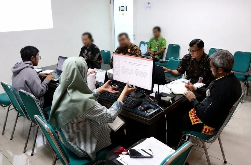 Pemprov DKI Jakarta memberikan sanksi administratif sebesar Rp10 juta kepada 4 perusahaan penyedia jasa pengangkutan sampah yang terbukti menjalankan kegiatan tidak sesuai izin, termasuk membuang sampah ke TPS Liar Nagrak, Cilincing, Jakarta Utara. Foto: