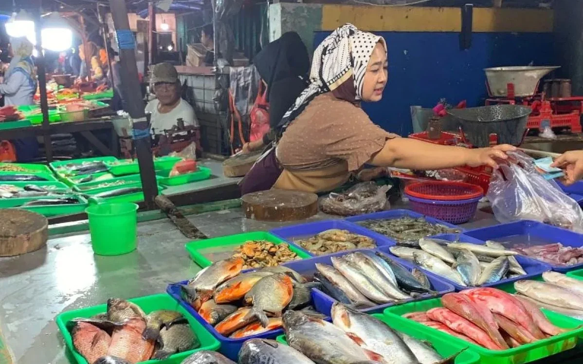 Aktivitas pedagang ikan di bahu jalan dan trotoar di kawasan Jalan Raya Bogor, Kramat Jati, Selasa (25/8/2026). Foto: ANTARA