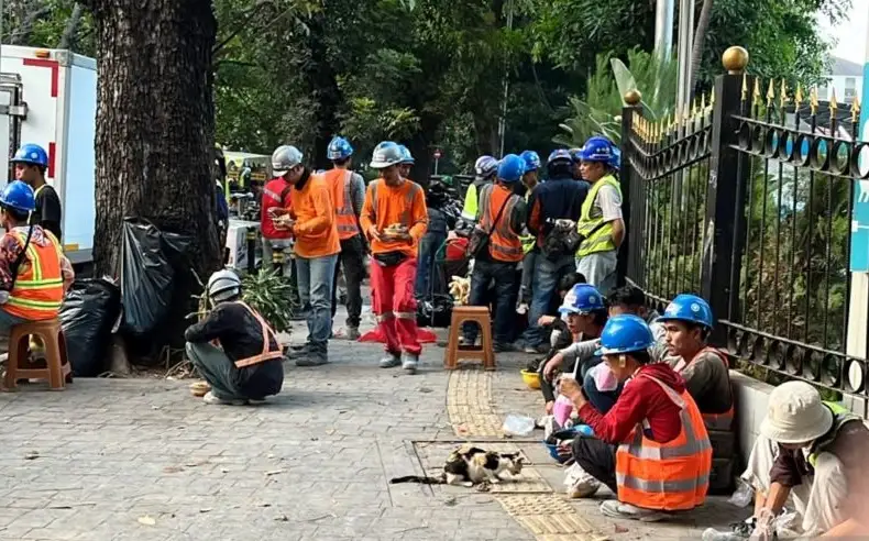 Tempat kejadian perkara (TKP) kericuhan antara Satpol PP dan pekerja proyek Kejaksaan Agung (Kejagung) usai penertiban operasi cabut pentil (OCP) di kawasan Bulungan, Jakarta Selatan, Senin (12/10/2026). Foto: ANTARA