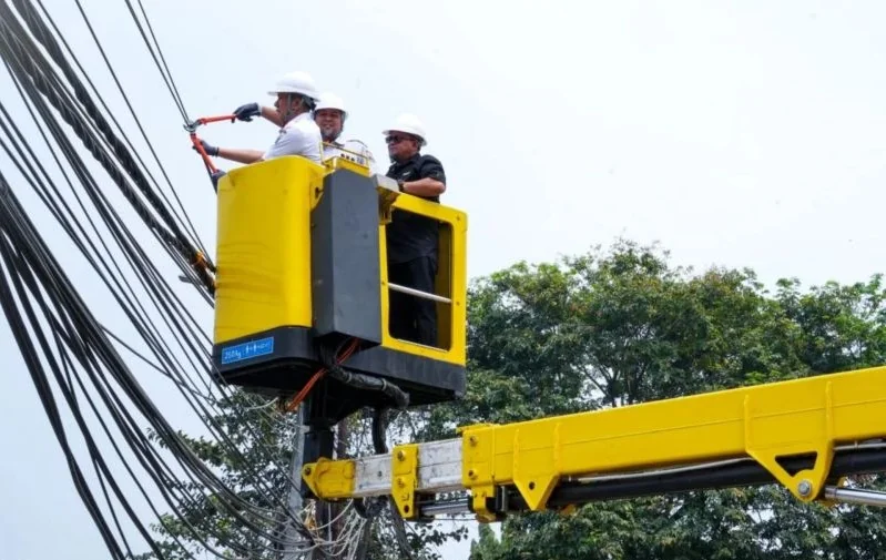 Suku Dinas Bina Marga Jakarta Timur bersama Asosiasi Penyelenggara Jaringan Telekomunikasi (Apjatel) Jakarta melakukan penertiban dan penataan kabel udara semrawut sepanjang 792 meter di Jalan Sultan Hamengkubuwono IX, Ujung Menteng, Cakung, Jakarta Timur