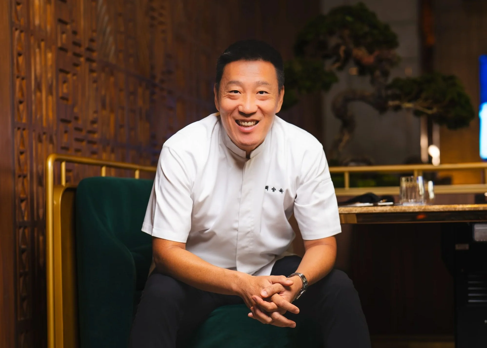 Chef Akira Back merupakan chef kelahiran Korea yang meniti karier kulinernya di Amerika Serikat dan telah mendapat pengakuan Michelin. Sebelum terjun ke dunia kuliner, ia sempat berkarier sebagai atlet snowboard profesional. Foto: Istimewa untuk kabarjaka