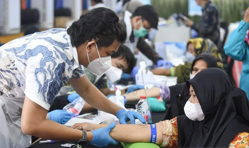 Petugas kesehatan mengambil sampel darah warga saat cek kesehatan gratis dan skrining TB (Tuberkulosis) di Cilincing, Jakarta Utara, Jumat (24/4/2026). Foto: ANTARA